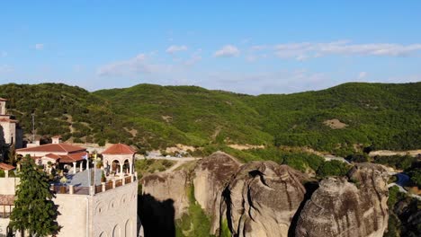 Varlaam-Kloster-In-Meteora,-Mit-Einer-Drohne-Gefilmt