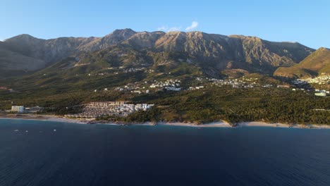 costa mediterránea en el sur de albania con hermosas playas, resorts, verdes colinas y fondo montañoso