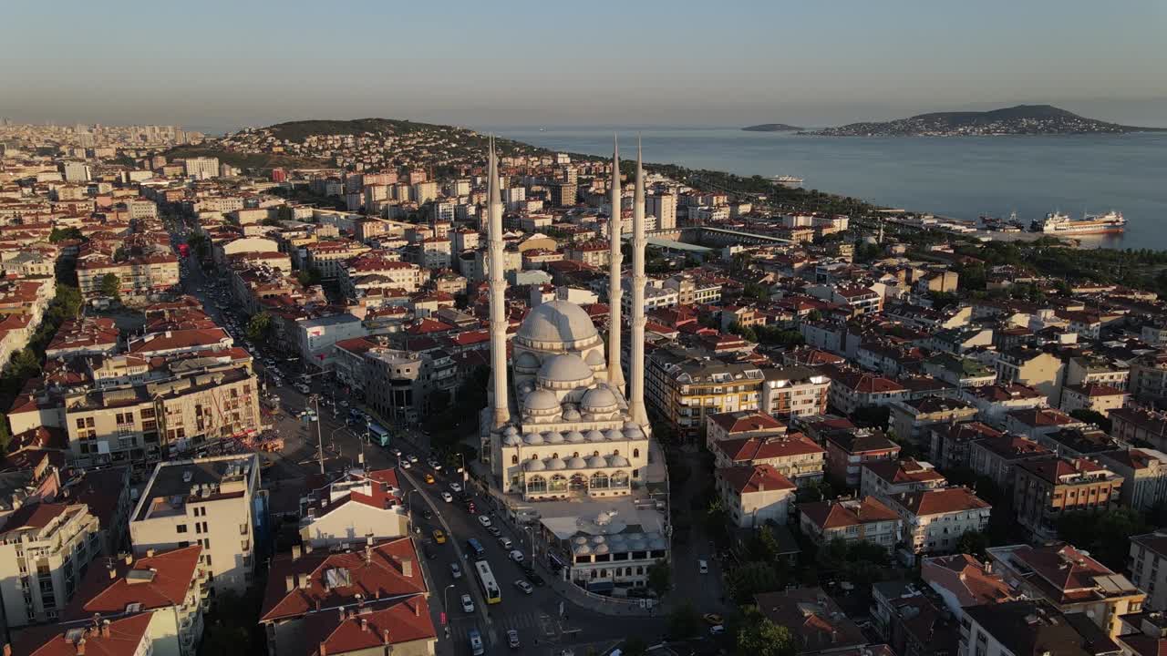 puesta de sol de mezquita urbana vista aérea