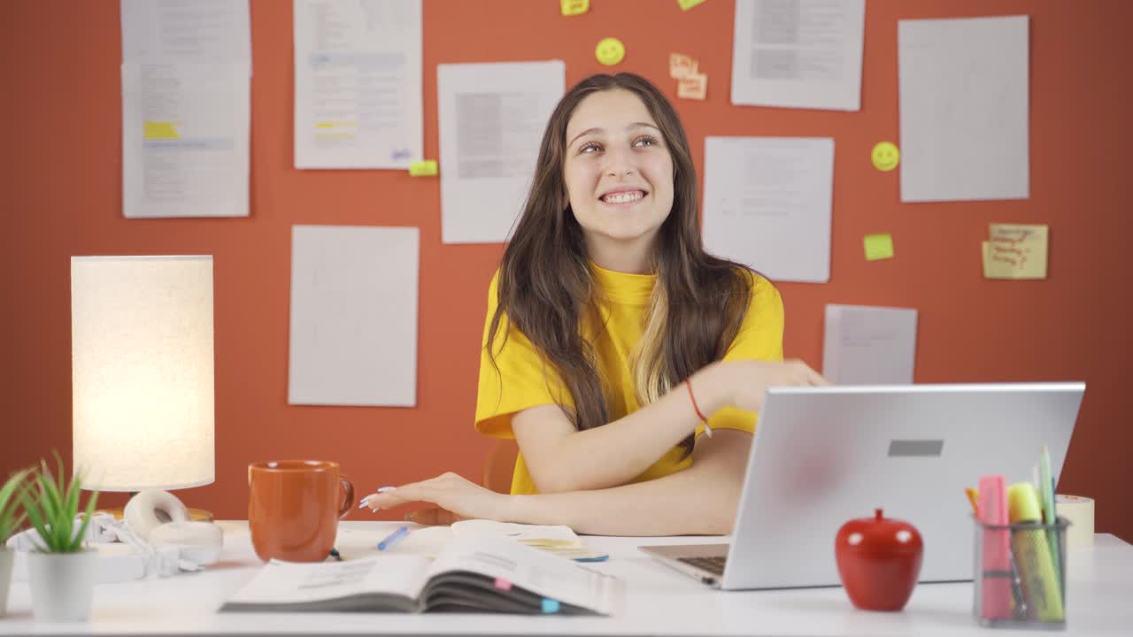 una niña soñando sola en casa.
