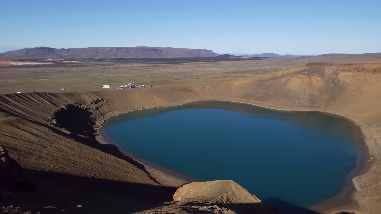 el cráter geotérmico azul del lago de viti en islandia - toma de ángulo alto