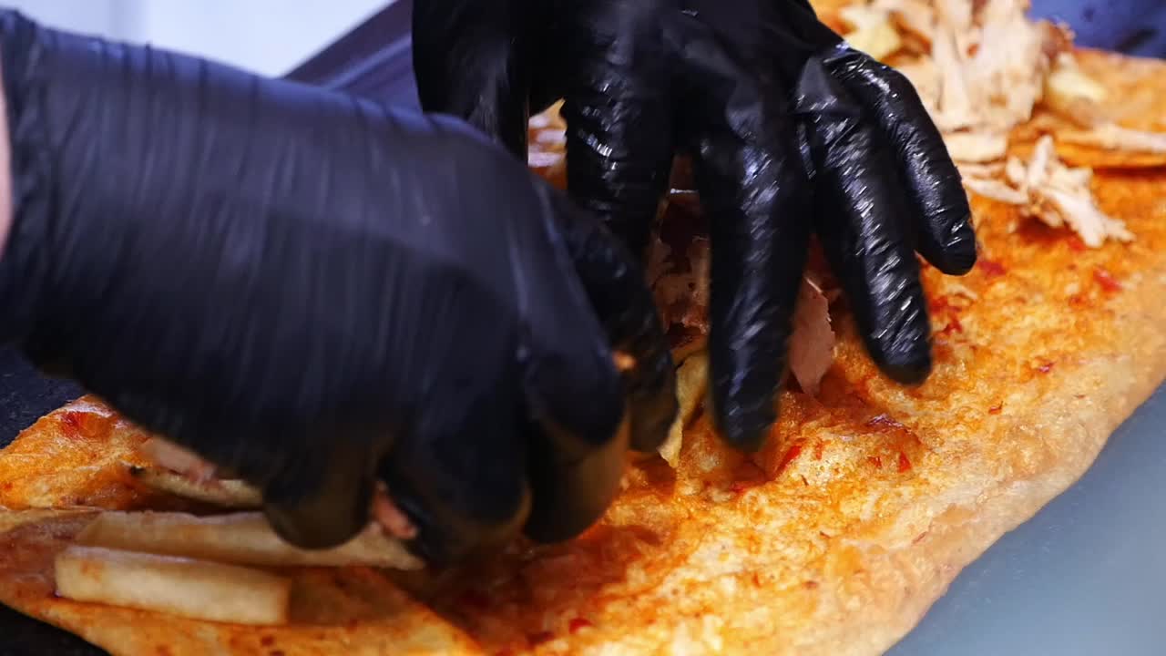 Preparing a delicious chicken shawarma