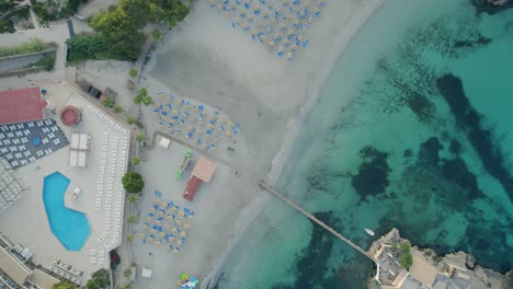 Capture-El-Impresionante-Encanto-De-La-Playa-De-Mallorca-Desde-Arriba-Con-Nuestras-Fascinantes-Imágenes-De-Drones-Giratorios,-Perfectas-Para-Agregar-Profundidad-A-Sus-Proyectos.