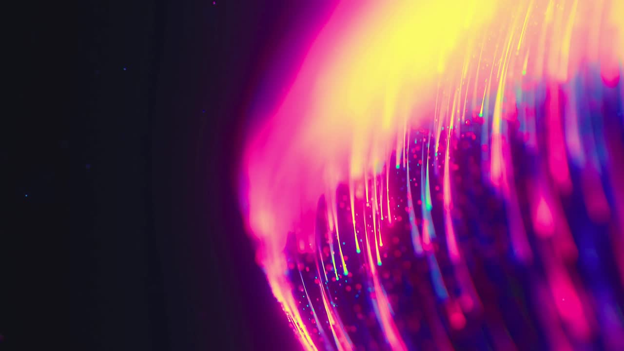 Estelas de luz abstractas vibrantes y partículas fluyendo sobre fondo oscuro