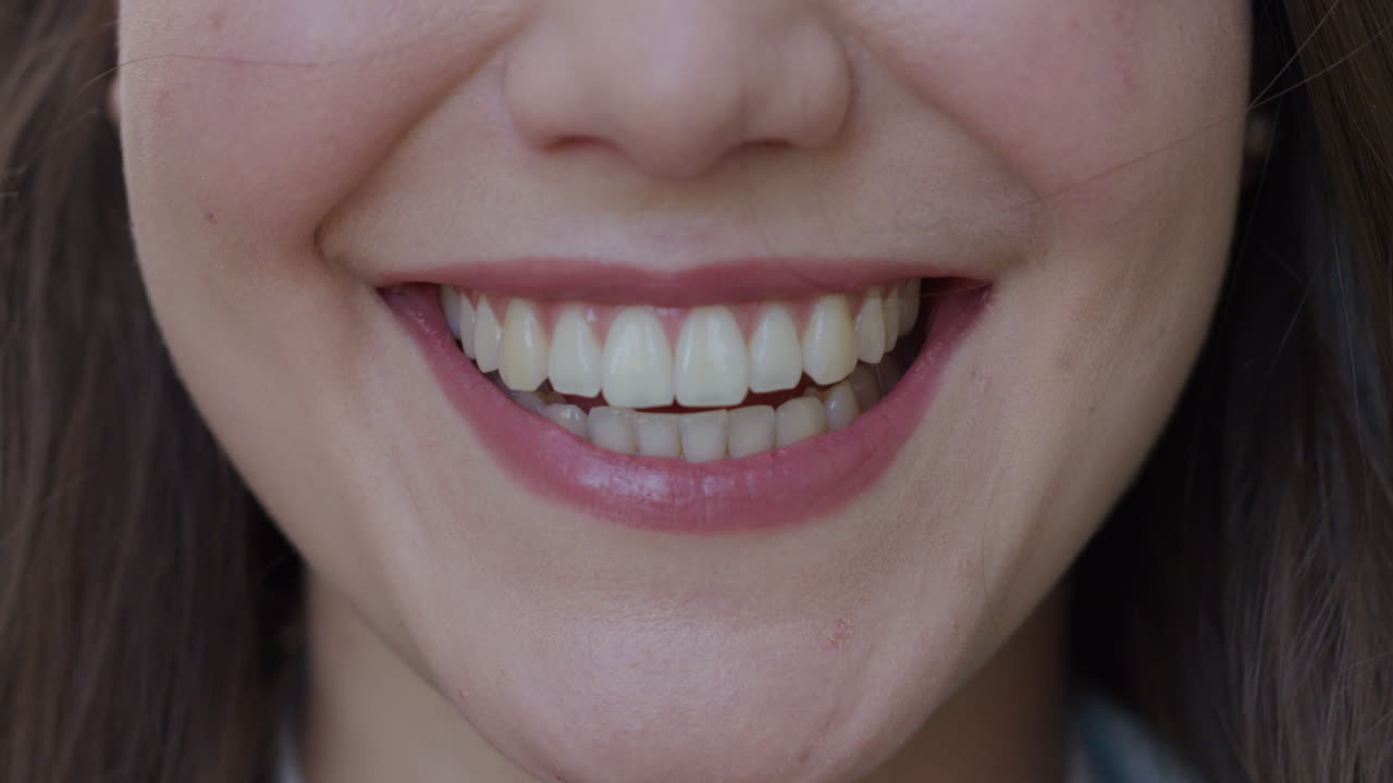 retrato de una mujer hermosa sonriendo feliz