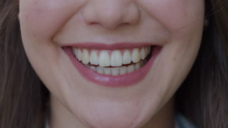 retrato de una mujer hermosa sonriendo feliz