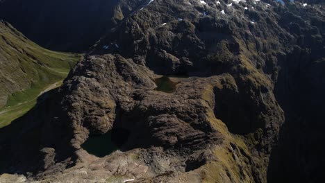 Drone-reveal-stunning-alpine-scenery-of-Southern-Alps,-New-Zealand