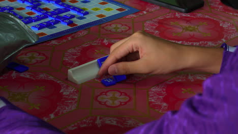 niños jugando juegos de matemáticas en la escuela musulmana