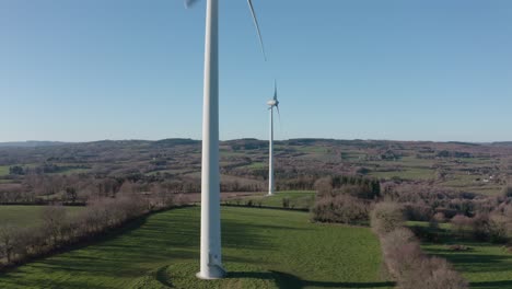 Dos-Turbinas-De-Potencia-Que-Generan-Electricidad-Mientras-Giran-Con-Los-Fuertes-Vientos