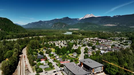 Stadtlandschaft-Mit-Flussbergblick-In-Squamish,-Britisch-Kolumbien,-Kanada---Luftdrohnenaufnahme