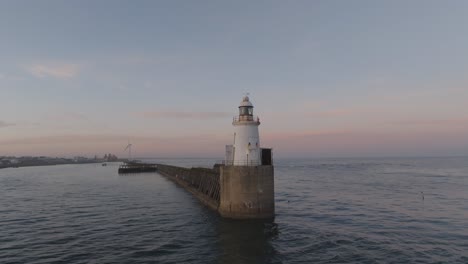 faro al atardecer