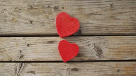 Corazones-De-Madera-Rojos-Sobre-Fondo-De-Madera-En-El-Día-De-San-Valentín.