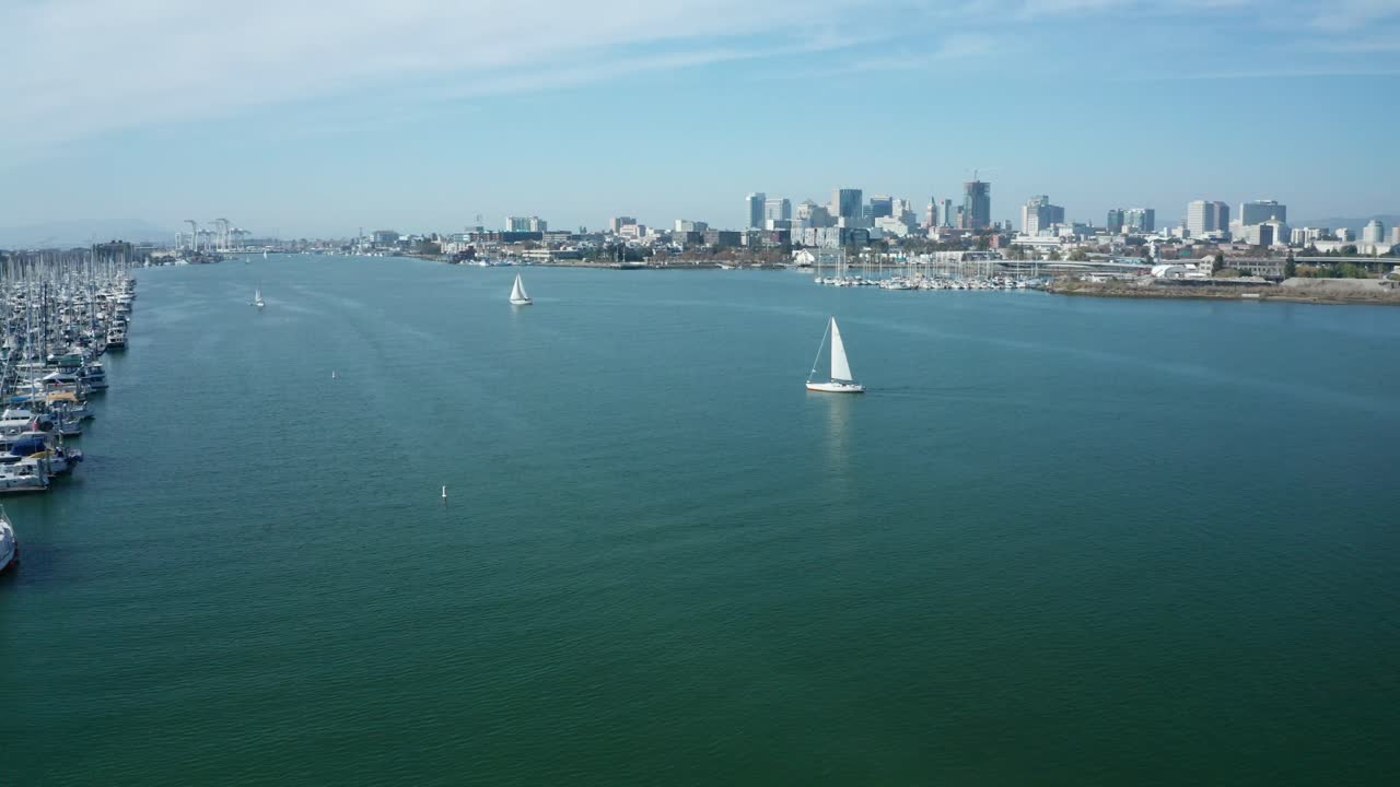 un día soleado en la bahía mientras los barcos juegan y se quedan en el estuario