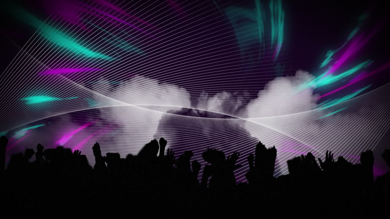 rayos giratorios siluetas de personas con los brazos en el aire en un concierto de música
