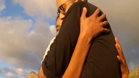pareja abrazándose en la playa 4k