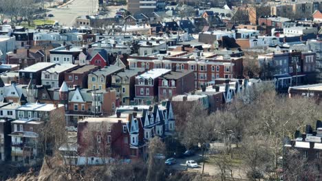 Langer-Luftzoom-Von-Wohnhäusern-In-Oakland-Auf-Dem-Nahegelegenen-Campus-Der-University-Of-Pittsburgh