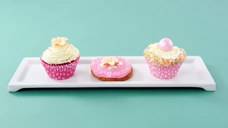 Close-up-of-delicious-cupcake-in-tray