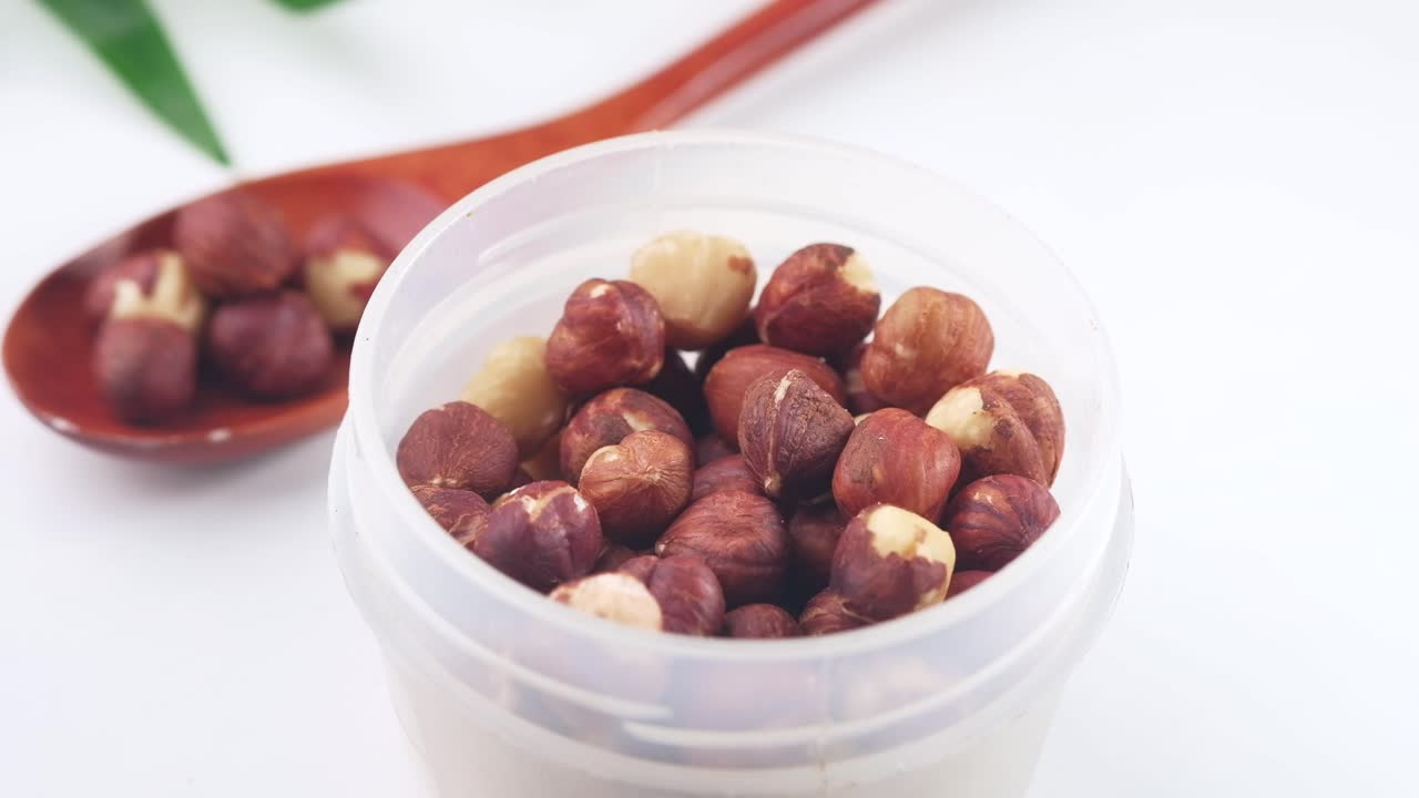 투명한 용기에 넣은 헤이즐