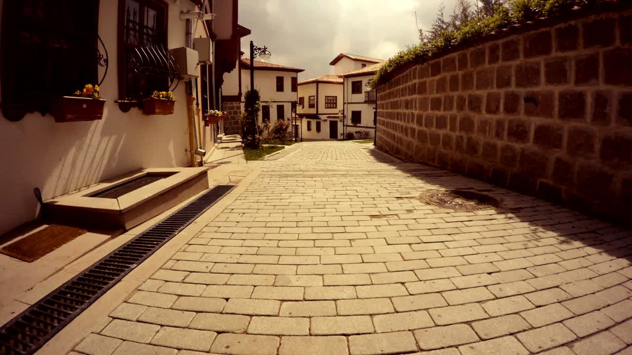 하 호스와 함께 오래된 거리 구름은 하늘에서 빠르게 촬영 앙카라를 실행