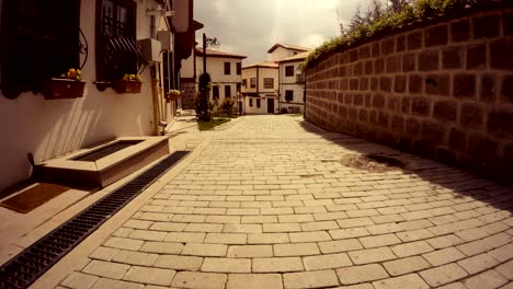 vieja calle con mangueras blancas nubes corren en el cielo rápidamente disparando ankara