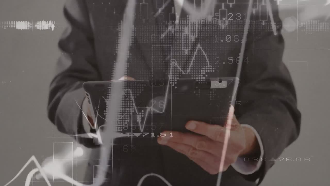 animación de un hombre de negocios caucásico que usa una tableta para procesar datos