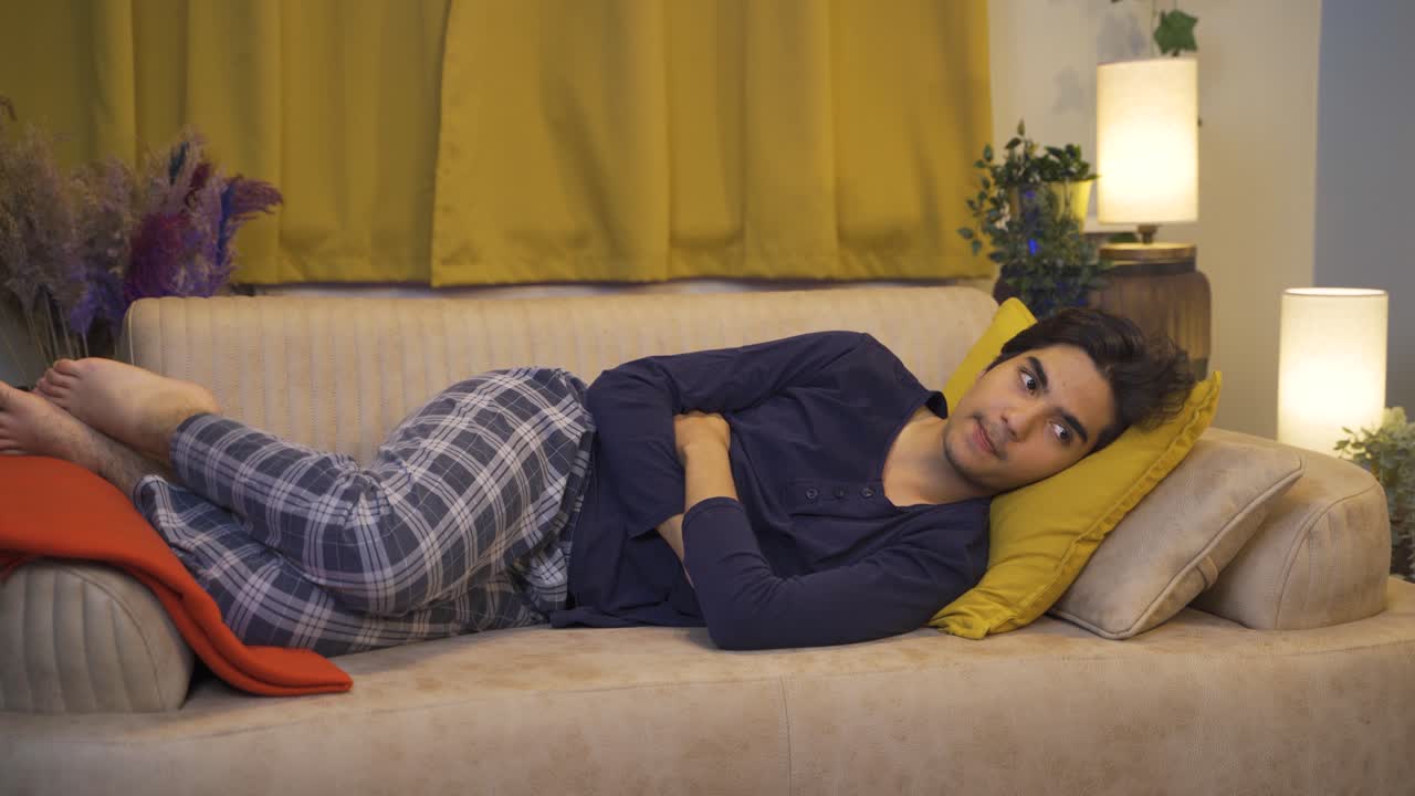 지루한 사람은 집에서 우울하다고 생각하죠.