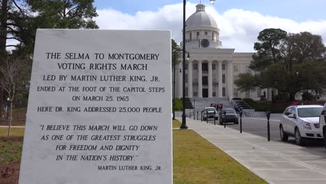 una placa fuera del edificio de la capital de montgomery honra la marcha de selma a montgomery por los derechos civiles