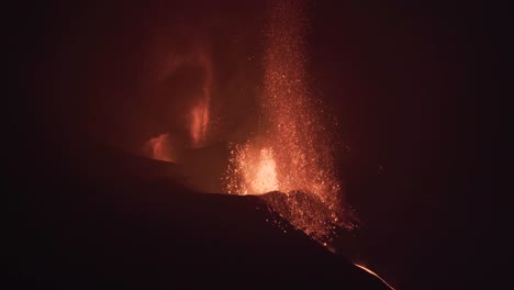 2021-Erupción-Volcánica-Cumbre-Vieja-Por-La-Noche-En-La-Palma,-Islas-Canarias,-España