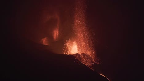 2021 erupción volcánica cumbre vieja por la noche en la palma, islas canarias, españa