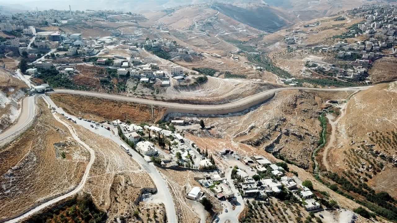 동부 예루살렘의 팔레스타인 이웃과 보안 울타리 위의 공중 영상
