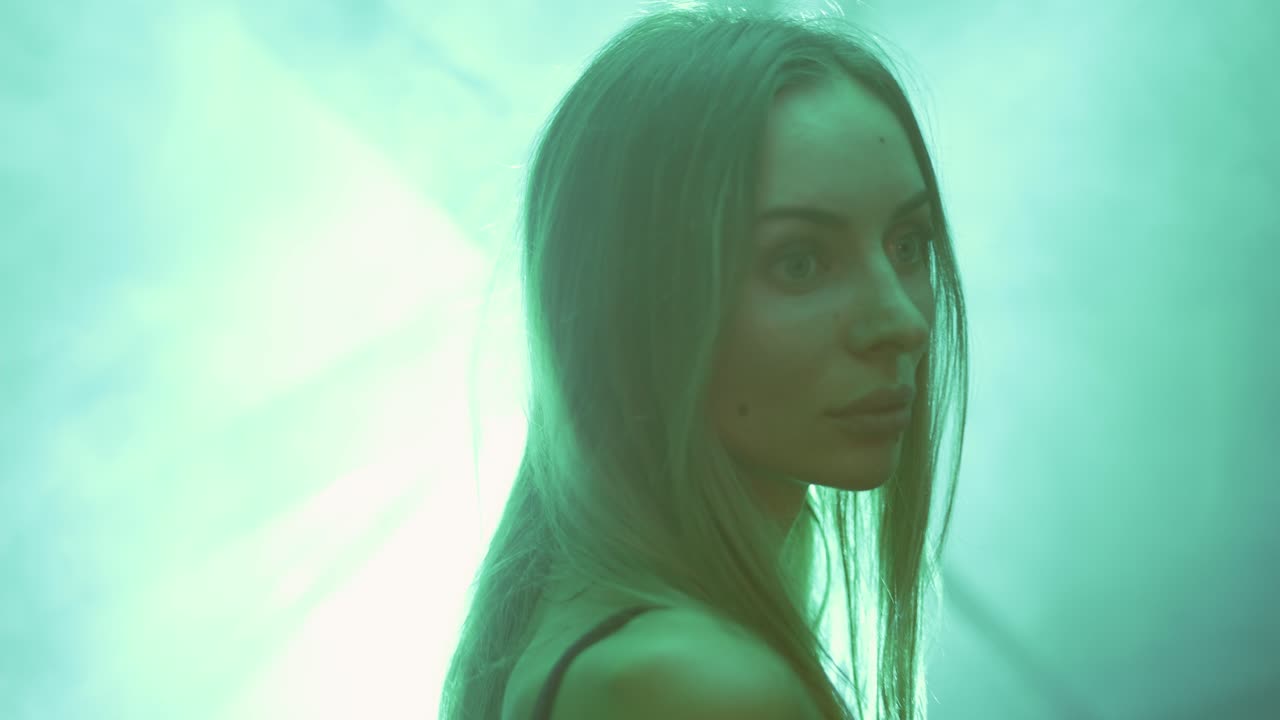 запутанная блондинка в неоновых огнях с большим пропеллером на заднем плане