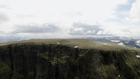 Stunning-View-Of-The-Ranastongi-Peak-In-Buskerud,-Norway-On-A-Sunny-Winter-Day---drone-pullback-shot