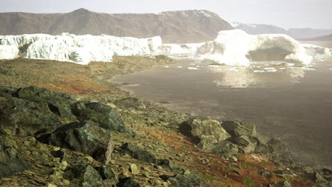 Gigantescas-Estructuras-De-Bloques-De-Hielo-En-La-Arena-Negra-Junto-A-La-Orilla-Del-Mar