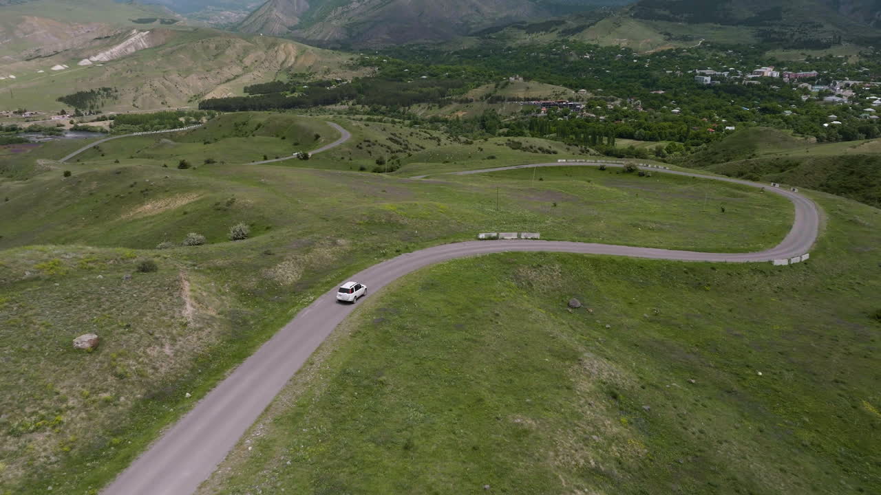 조지아주 아스핀자 지구 외곽의 좁은 도로에서 흰색 차를 따라가는 드론