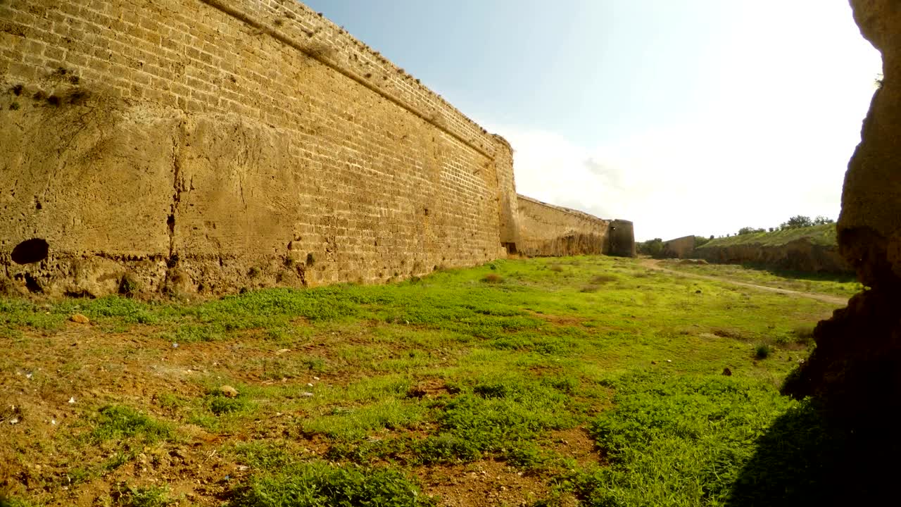 altas murallas en un profundo foso de la fortaleza medieval de famagusta