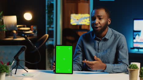 Influencer-reviews-green-screen-tablet