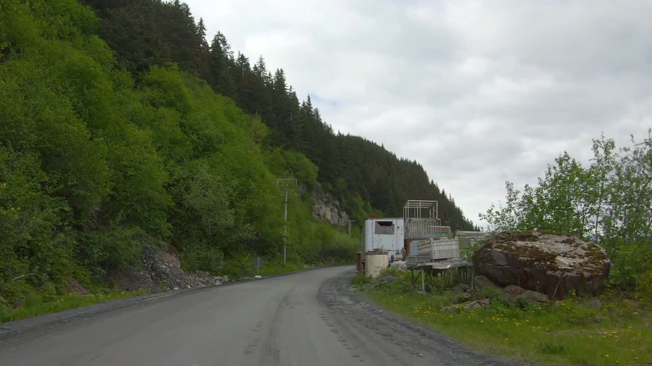 punto de vista a través de la ventana trasera mientras conducía por lowell point road, pasó por una instalación de envasado de pescado