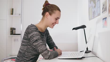 Glückliche-Geschäftsfrau-Oder-Sekretärin-Mit-Laptop-Computer,-Die-Im-Büro-Einen-Video-Chat-Führt.-Sie-Winkt-Mit-Der-Hand-Und-Lächelt