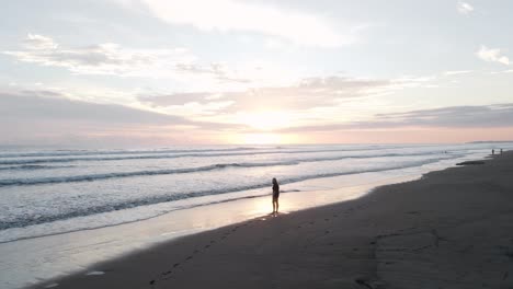 Mujer-Joven-Caminando-Por-Una-Pintoresca-Playa-Tropical-En-La-Región-Central-Del-Pacífico-De-Costa-Rica-Al-Atardecer