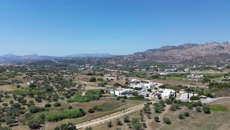 Grüner-Wald-In-Rhodos-Mit-Meer-Im-Hintergrund-In-Griechenland-Während-Des-Sommers,-Gefilmt-Mit-Der-Drohne-In-4k