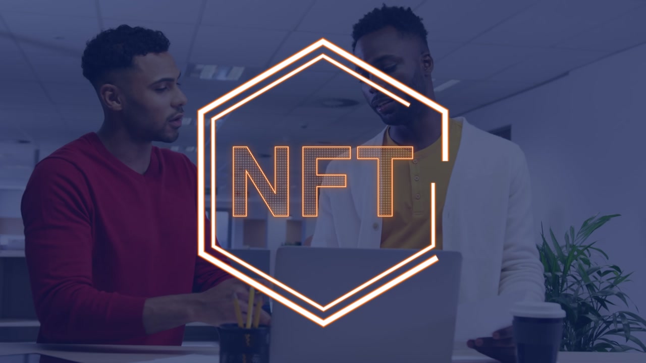 Animazione di elaborazione dati e testo NFT su diversi professionisti in ufficio.