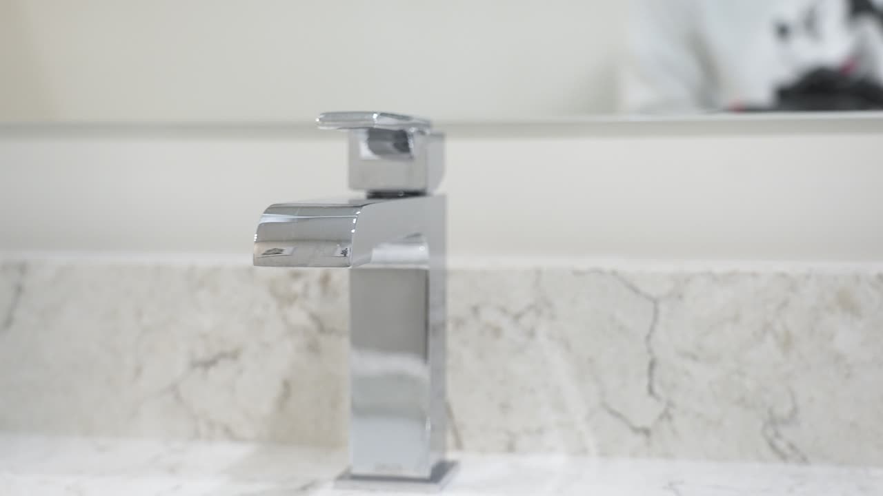 중간 프레임에 주체를 잡고 오른쪽으로 회전