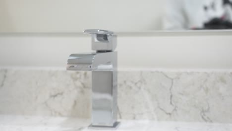 girar hacia la derecha mientras se mantiene el sujeto en el marco central