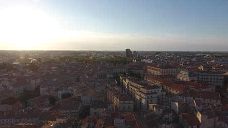 Drohnenansicht,-Die-Bei-Sonnenaufgang-über-Montpelier-Ecusson-Fliegt.