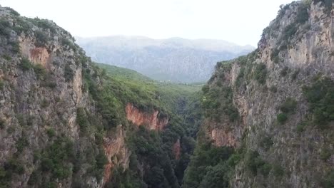 Mitten-In-Einer-Schlucht-Fliegen