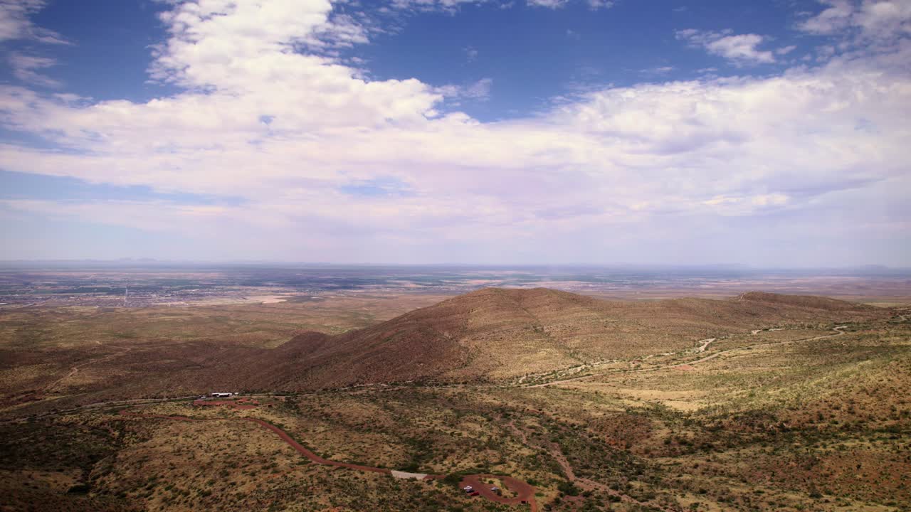 elevándose sobre las estribaciones del parque estatal franklin mountain en el paso, texas
