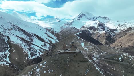 Impresionante-Vista-De-La-Iglesia-Medieval-De-La-Trinidad-Gergeti-Con-El-Monte-Kazbek-En-Segundo-Plano-En-Georgia