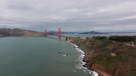 Schwenk-Drohne-Schoss-Luftaufnahme-Der-Golden-Gate-Bridge-An-Einem-Bewölkten-Tag