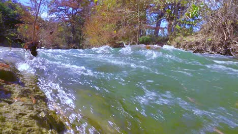 Río-Que-Fluye-Rápido-De-Cerca-Con-Colores-De-Otoño