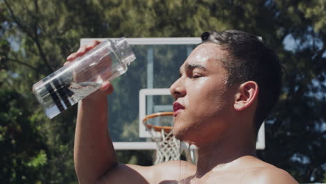 atleta joven hidratándose después de un entrenamiento intenso